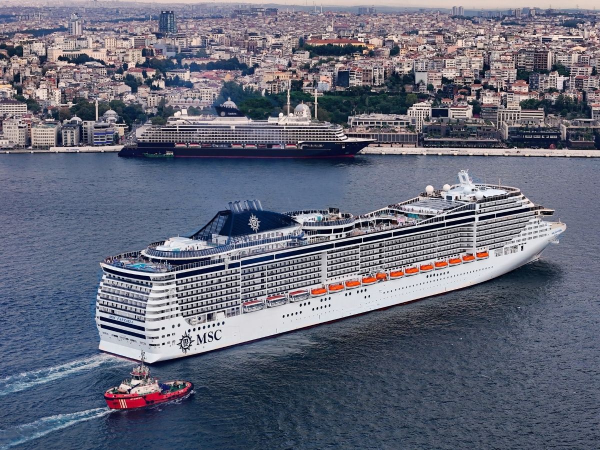 MSC Cruises ve Explora Journeys gemileri aynı anda İstanbul Limanı'na demirledi