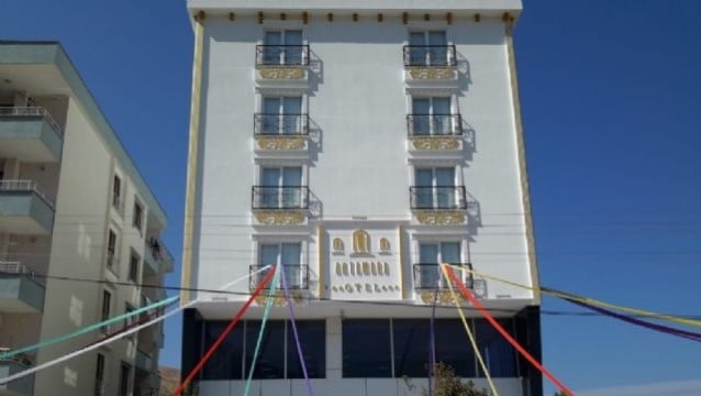 İki oteli birden açtı