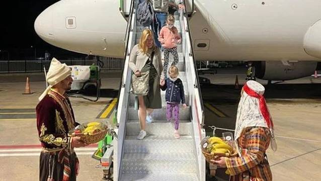 İlk uçak 180 turist getirdi