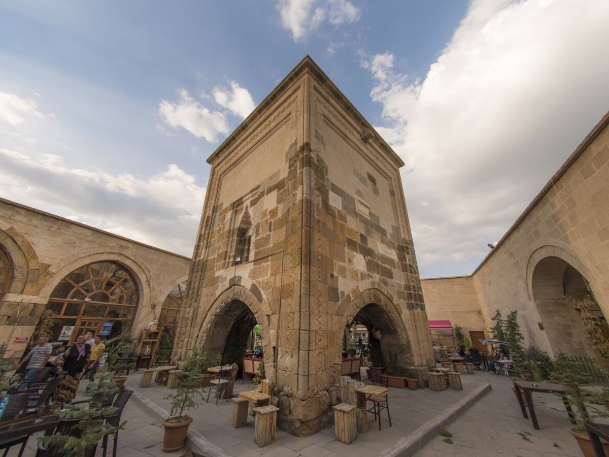 Aylık 12 bin TL’ye kiralık kervansaray…