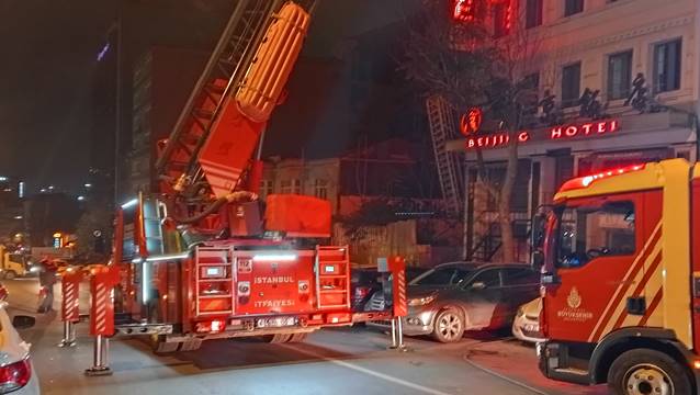 İstanbul'da 7 katlı otelde yangın paniği!