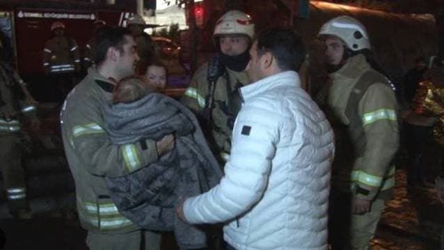 İstanbul'da otel yangını... 60 kişi tahliye edildi
