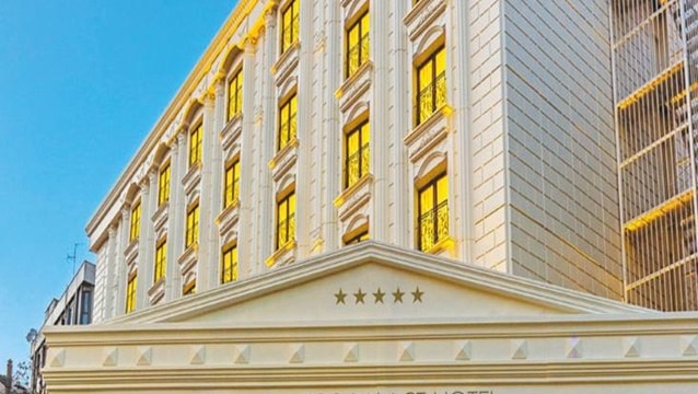 İstanbul'un göbeğindeki 5 yıldızlı otel binası icradan satılık!