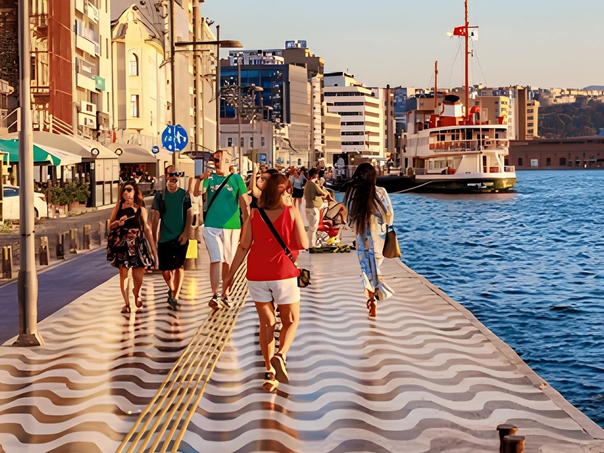 Foça’da turizm kıpırdadı: 100 kişilik İngiliz grup sezonu açtı