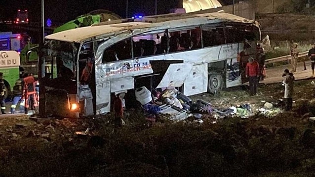 Katliam gibi kaza: 9 ölü, 30 yaralı!