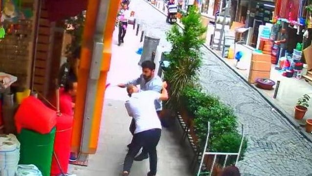 Müşteri, otel çalışanını defalarca bıçakladı!