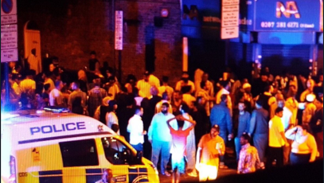 Londra'da camiye saldırı