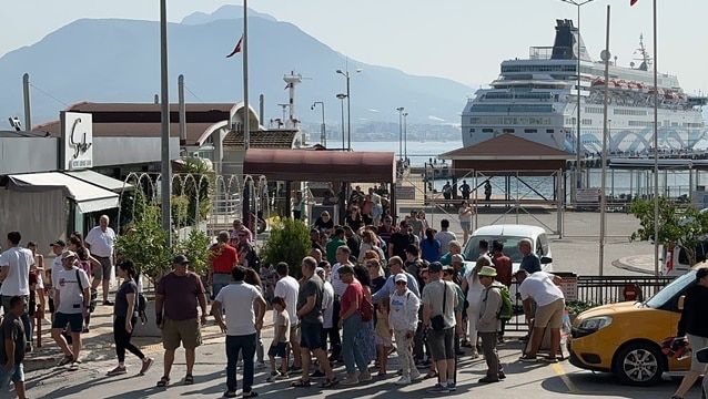 Lüks kruvaziyer Alanya'ya 1671 turist getirdi