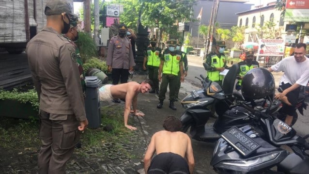 Maske takmayan turistlere ilginç ceza!