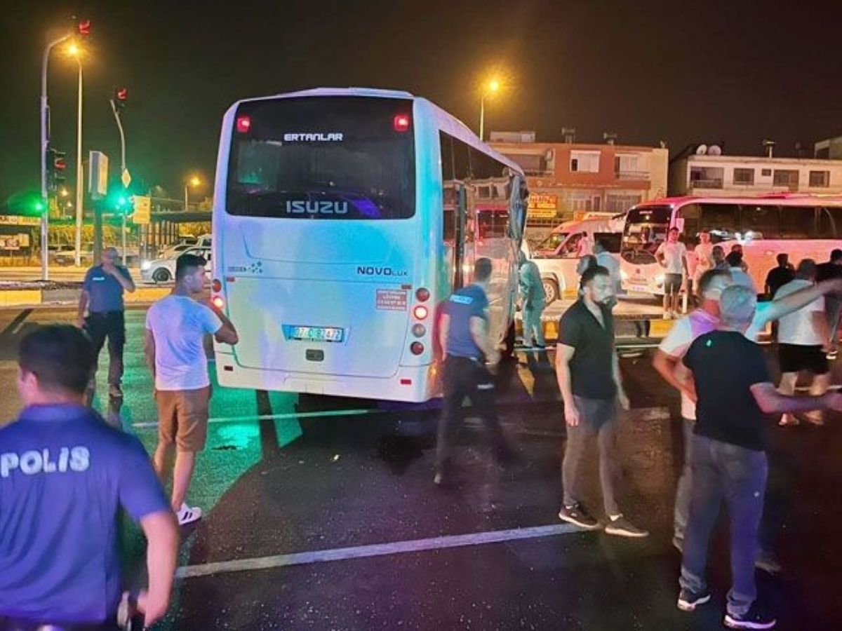 Antalya Serik’te tur midibüsü ve otel servisleri çarpıştı: 6 yaralı