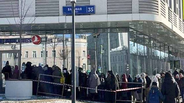 THY Moskova ofisi önünde yoğun kuyruk!