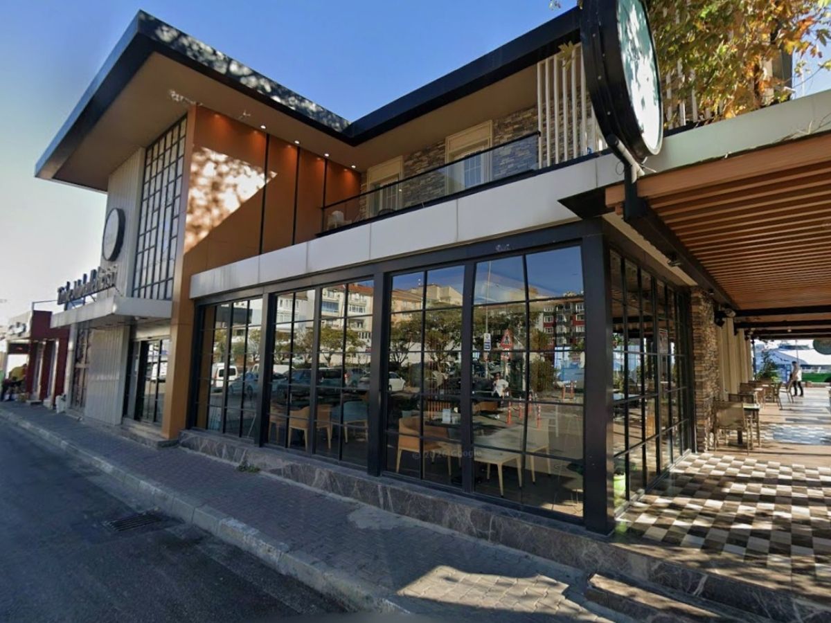 Mudanya'da gazino ve otel imarlı bina satışa çıkarıldı