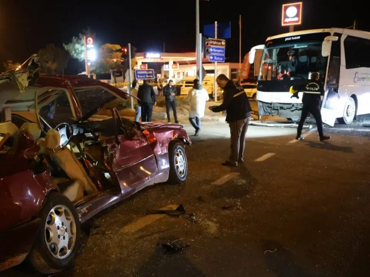 Nevşehir’de tur otobüsü ve otomobil çarpıştı: 2 ölü, 3 yaralı