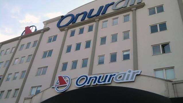 Onur Air önünde hareketlilik!