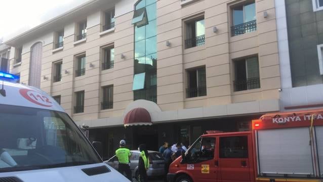 Otel asansöründe hayatlarını kaybettiler!