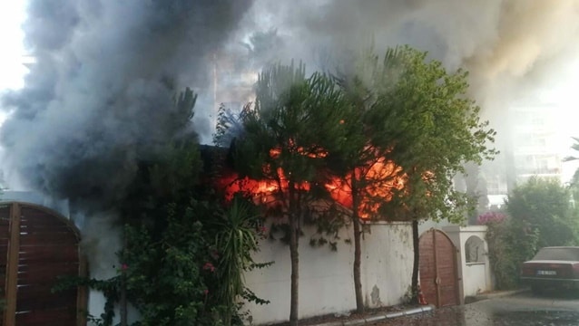 Otel bahçesinde 'sahne' yandı