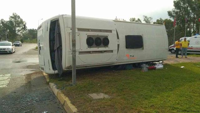 Otel çalışanlarını taşıyordu, devrildi: 6 yaralı!