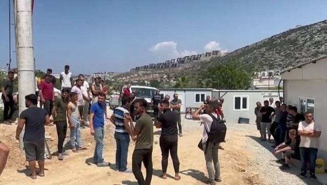 Otel inşaatında çalışan işçilerin eylemi!