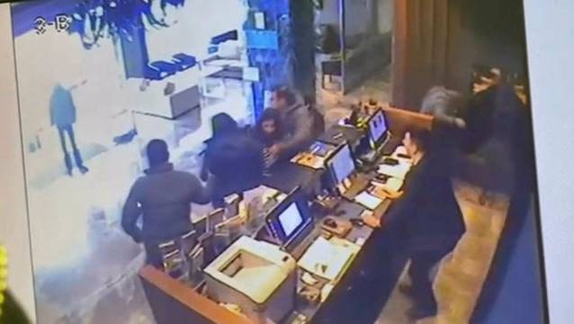Otel lobisinde silahlı saldırgan paniği!
