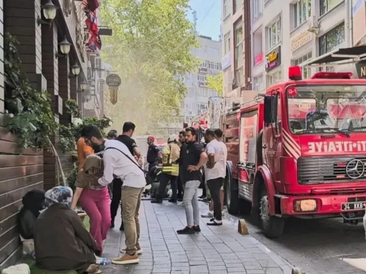 Fatih'te otelde yangın çıktı: Konaklayan turistler tahliye edildi