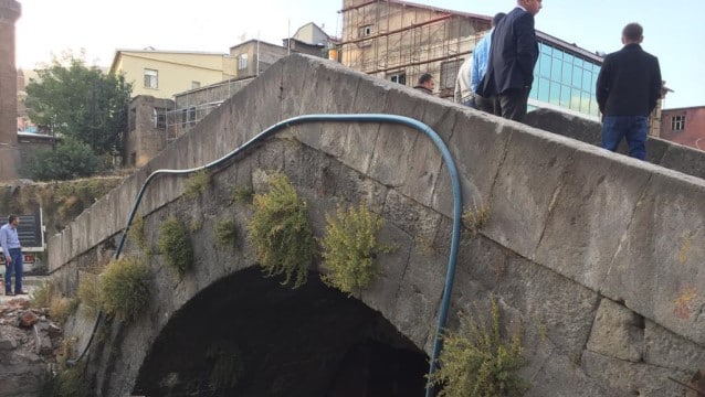 Otel yıkılınca tarihi köprü ortaya çıktı