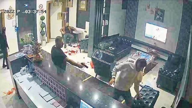 Otelde silahlı çatışma: 4 yaralı!