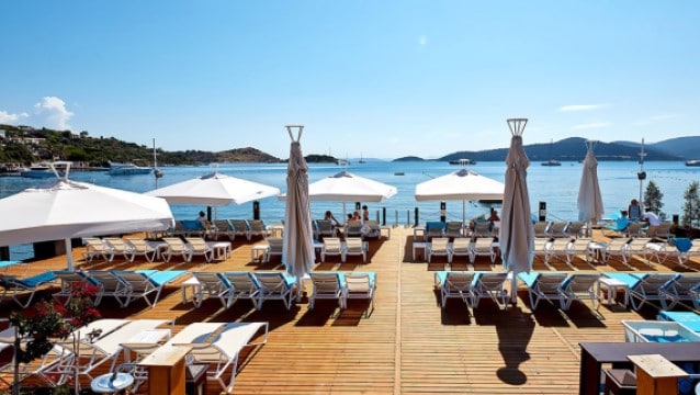 Otelin şaşırtan şezlong ücreti!