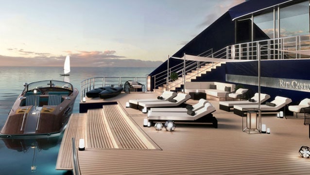 Otellerini denize taşıdı