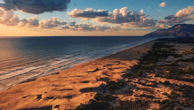 Patara'da kum hırsızlığı! Yakalandılar, el konulan kumu ihaleyle aldılar