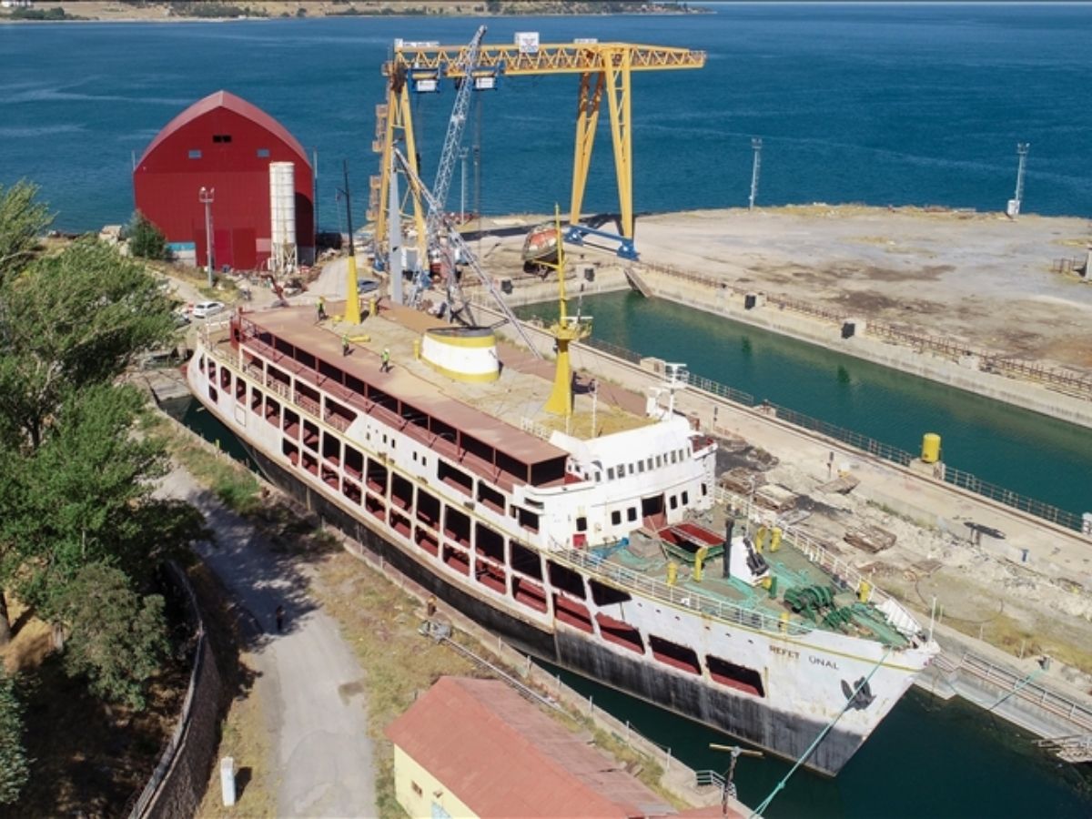 Milyonlara lira harcanan ‘yüzen otel’ projesi çöp oldu!