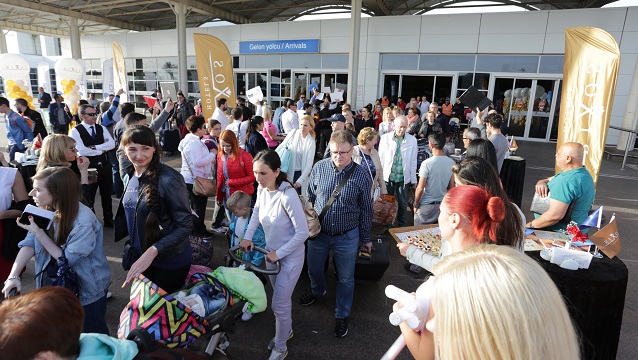 Rus turist havaya girdi