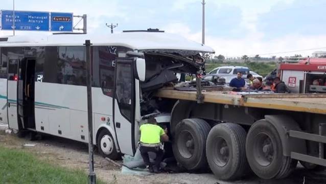 Rus turistleri taşıyan midibüs TIR'a çarptı: 1 ölü, 5 yaralı!