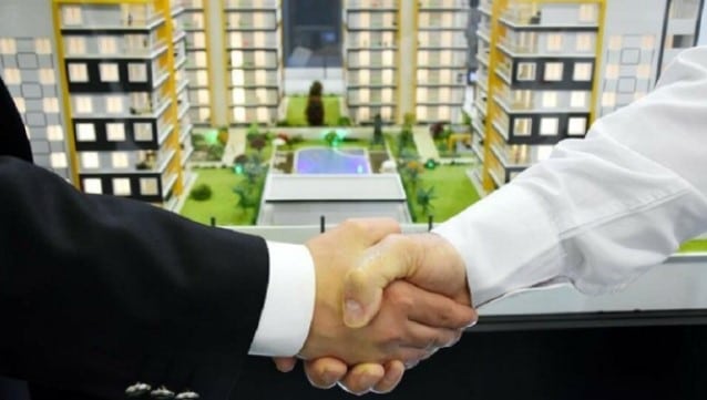 Ruslar vatandaşlık alabilmek için konuta yüklendi