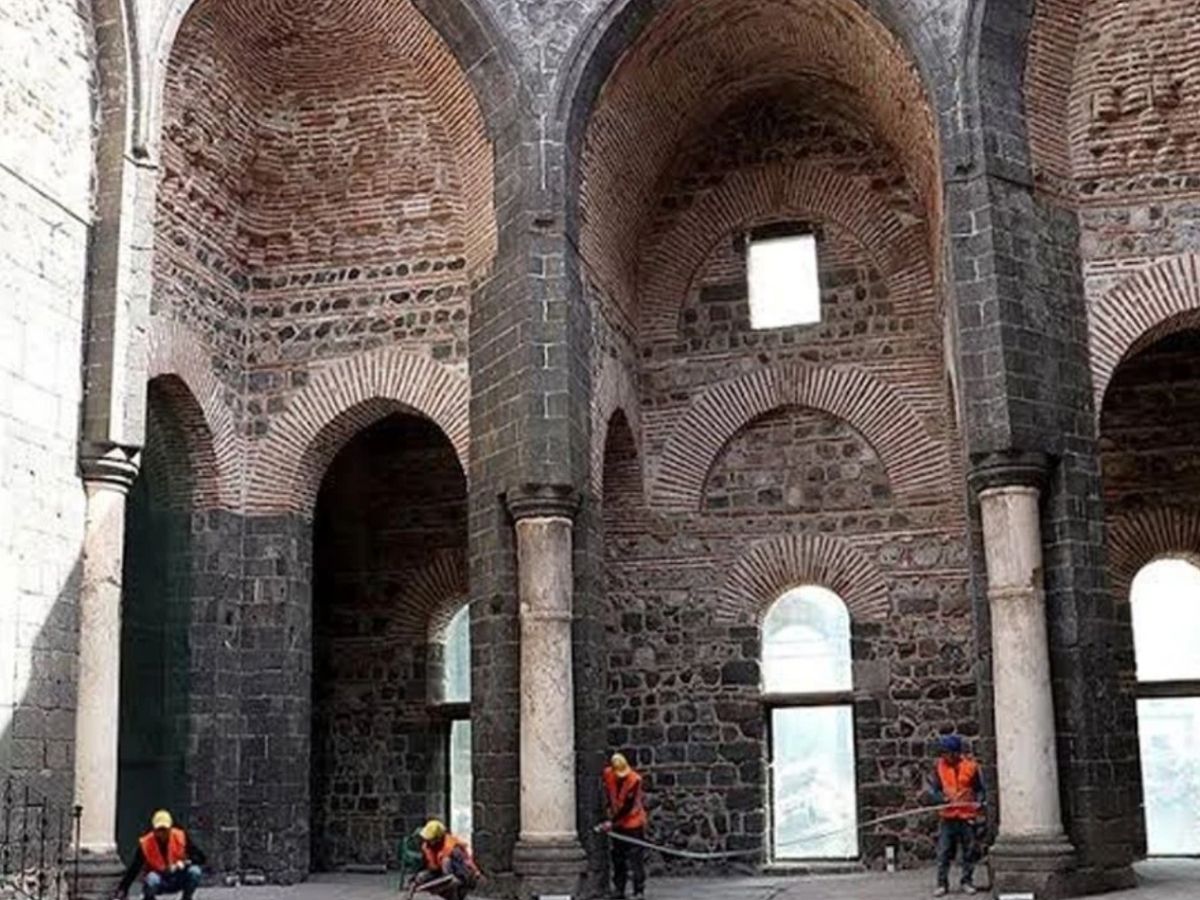 Depremde hasar gören Saint Georges Kilisesi’nin restorasyonu tamamlandı