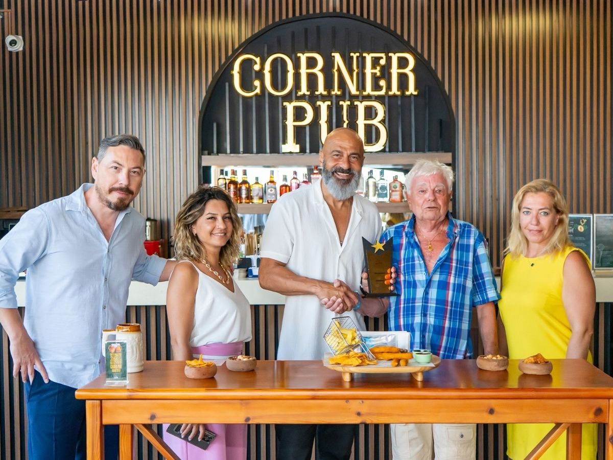 Salamis Bay Conti Hotel, 40 yıldır gelen müşterilerine sadakat plaketi verdi