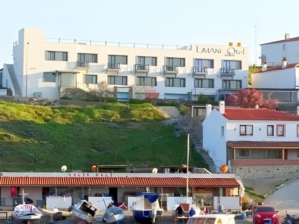 Bozcaada’da 12 odalı otel icradan satılık