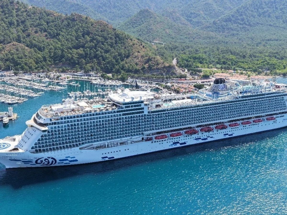 Bodrum’da kruvaziyer trafiği: İki dev gemi ilçeye binlerce yolcu getirdi