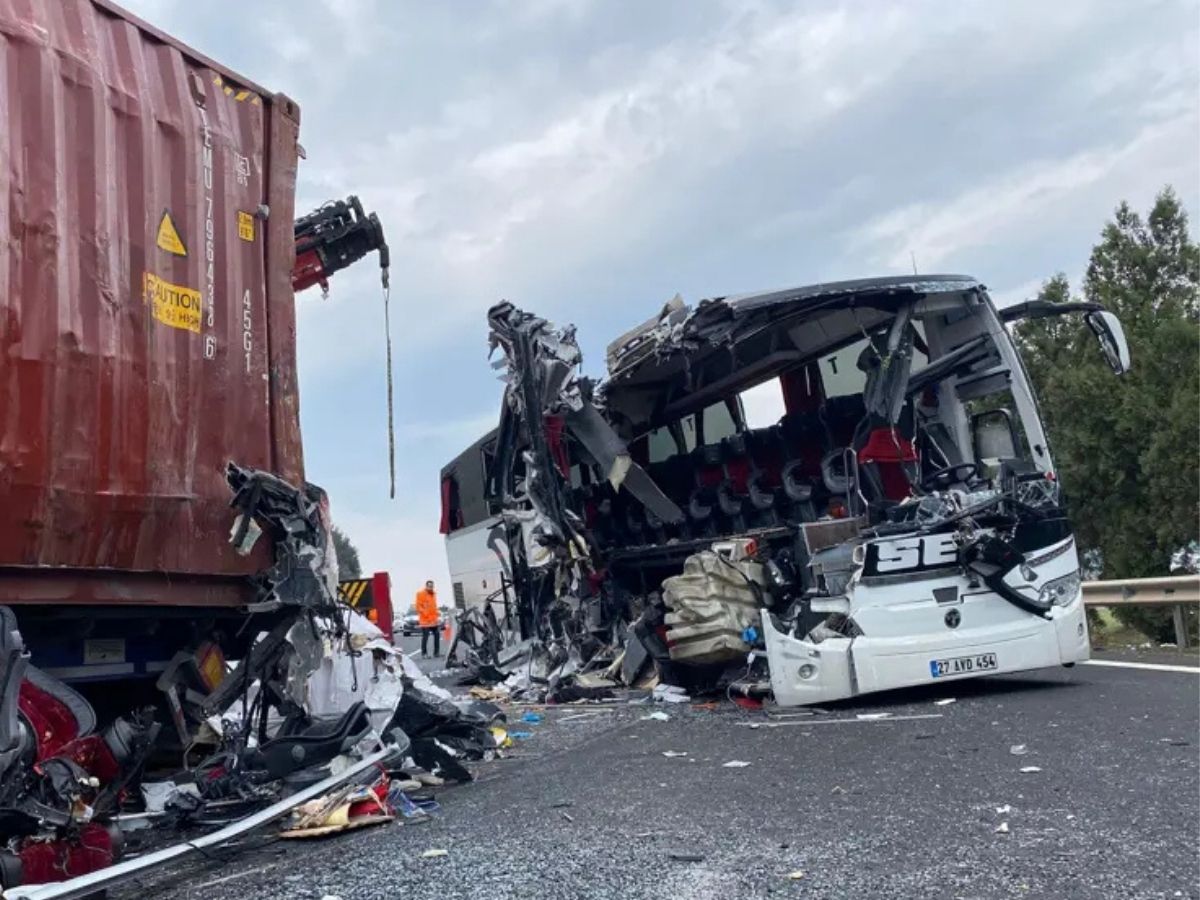 Osmaniye’de yolcu otobüsü park halindeki TIR’a çarptı: 7 ölü, 11 yaralı
