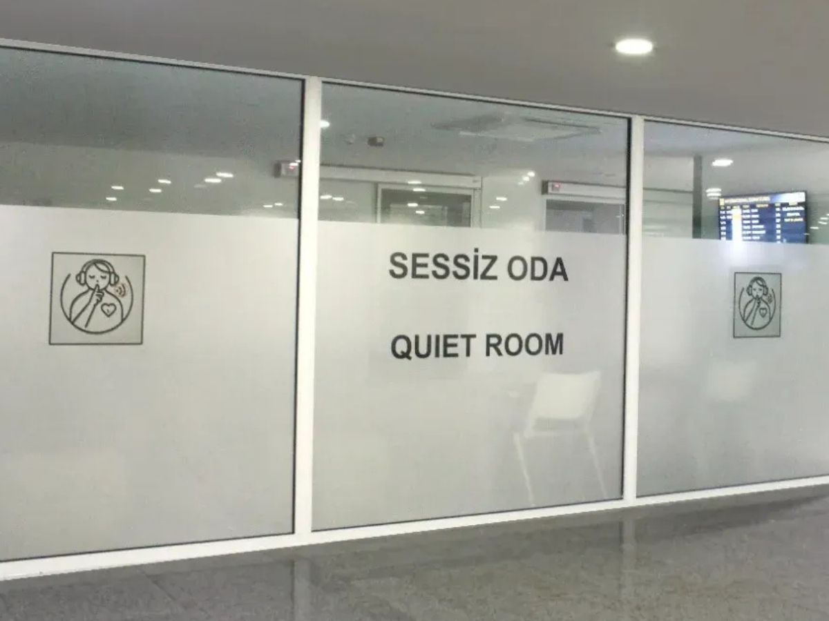 İzmir Adnan Menderes Havalimanı’nda özel gereksinimli yolcular için ‘Sessiz Oda’ hizmeti başladı