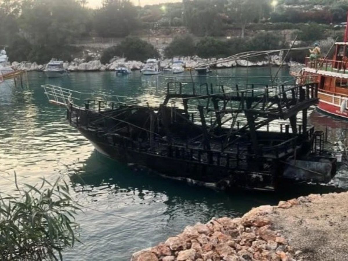 Silifke’de demirli tekneler alevlere teslim oldu
