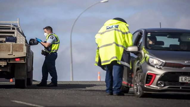 Sınırlarını açma planını Şubat'a erteledi