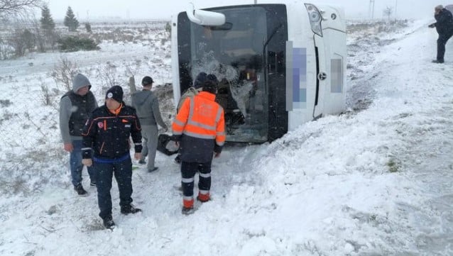 İki tur otobüsü devrildi, çok sayıda turist yaralı!