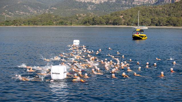 Sportmenlik ve dostluk için Kemer'de kulaç attılar