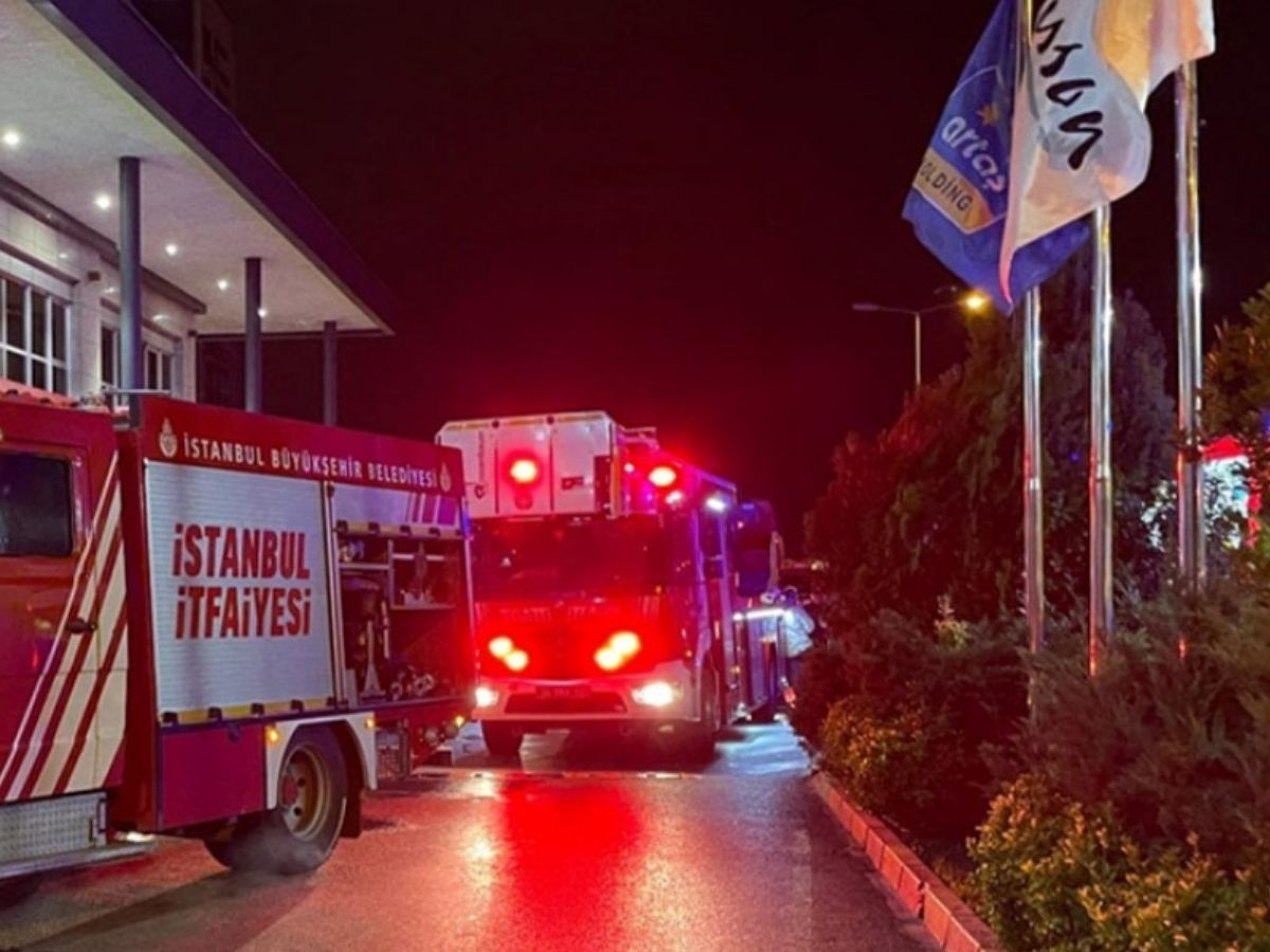 Sultangazi’de 27 katlı otelde korkutan yangın: 4 kişi hastaneye kaldırıldı