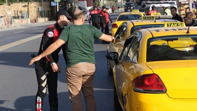 Turistleri dolandıran taksicilere operasyon