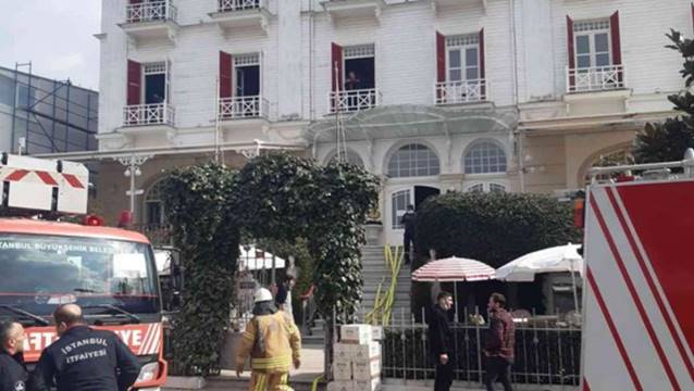 Tarihi otelde korkutan yangın!