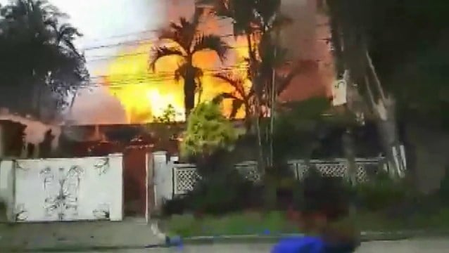 Tatil köyünün havuzuna uçak düştü: 7 ölü