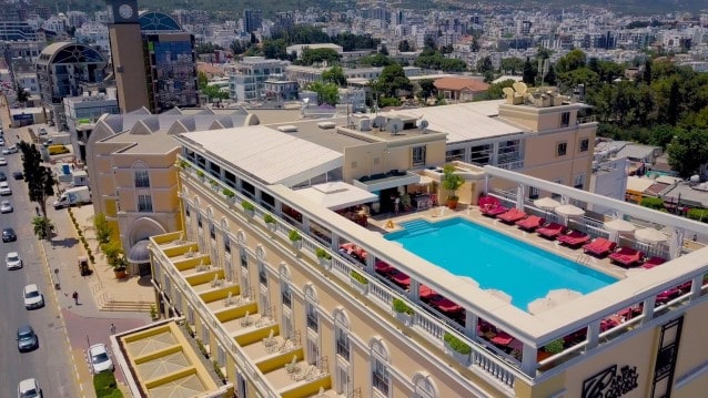 Testi pozitif çıkan otel müşterisi Türkiye'ye kaçtı!