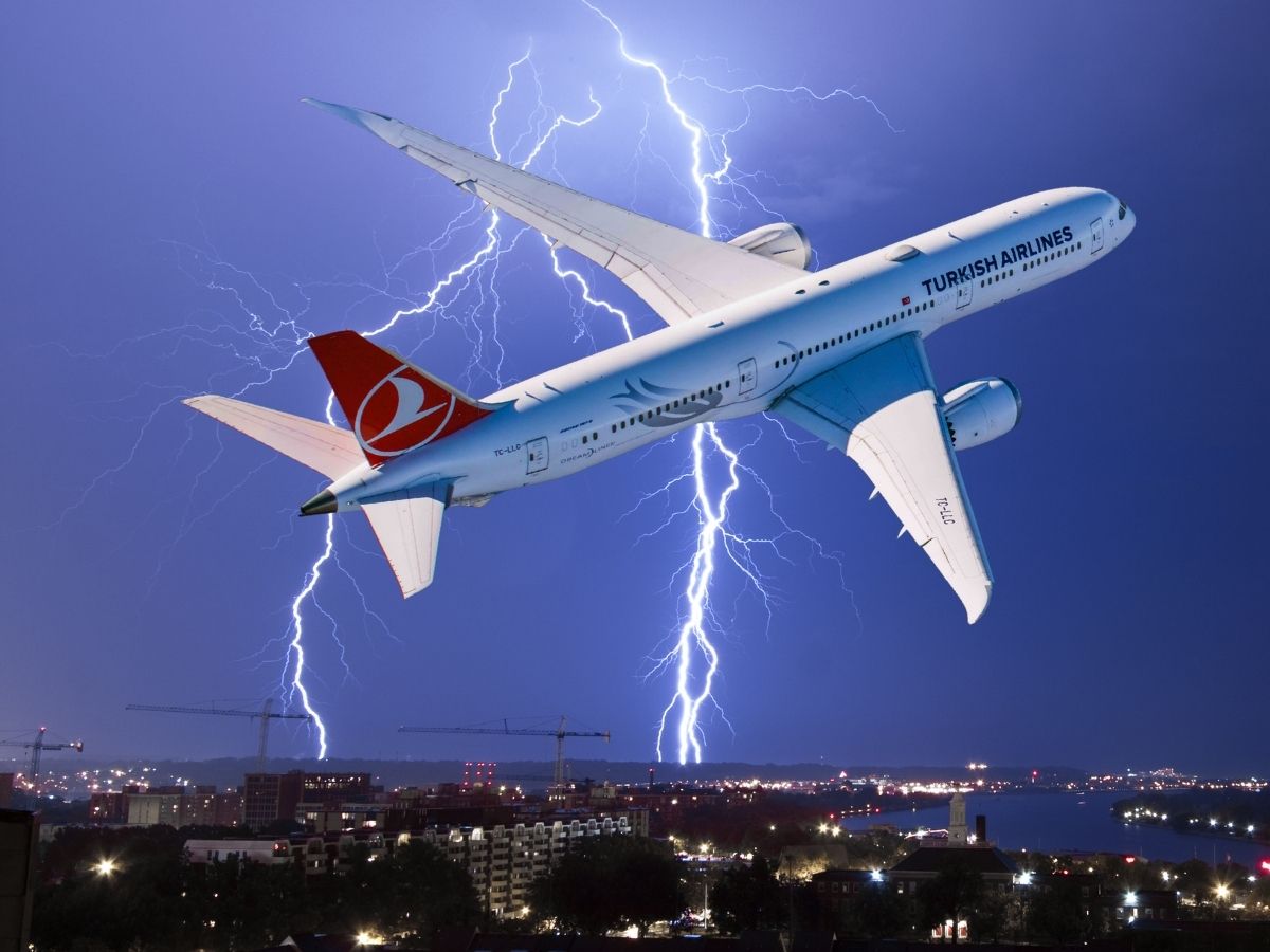 THY uçağı İzmir’e inerken iki defa yıldırım çarptı