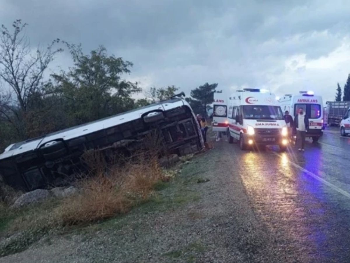 Denizli’de tur midibüsü devrildi: 2 ölü, 31 yaralı